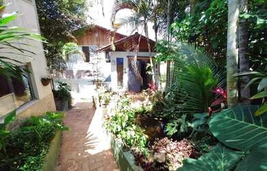 Imagem: A casa possui 5 Dormitórios, 2 Banheiros, 2 Vagas na garagem