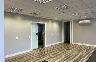 Imagem: O depósito possui 5 Vagas na garagem, 416m² de Área e está