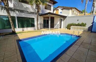 Imagem: A casa em condomínio possui 4 Dormitórios, 5 Banheiros, 2