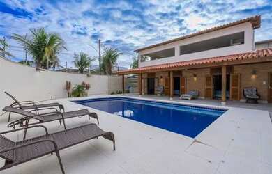 Imagem: A casa possui 5 Dormitórios, 5 Banheiros, 4 Vagas na garagem