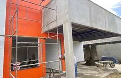 Imagem: A casa possui 3 Dormitórios, 2 Banheiros, 2 Vagas na garagem