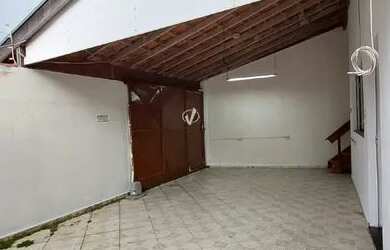 Imagem: A casa possui 3 Dormitórios, 1 Banheiro, 2 Vagas na garagem