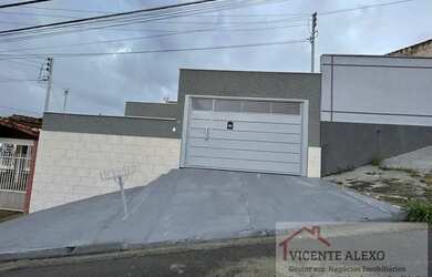 Imagem: A casa possui 3 Dormitórios, 2 Banheiros, 2 Vagas na garagem