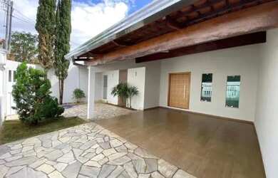 Imagem: A casa possui 3 Dormitórios, 3 Banheiros, 4 Vagas na garagem