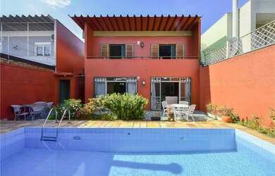 Imagem: A casa possui 4 Dormitórios, 5 Banheiros, 5 Vagas na garagem