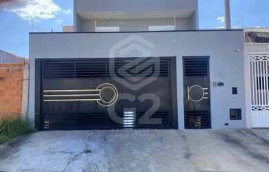 Imagem: A casa possui 2 Dormitórios, 2 Banheiros, 2 Vagas na garagem