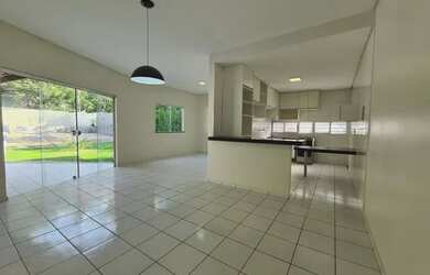 Imagem: A casa possui 3 Dormitórios, 2 Banheiros, 4 Vagas na garagem