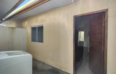 Imagem: A casa possui 2 Dormitórios, 1 Banheiro, 1 Vaga na garagem