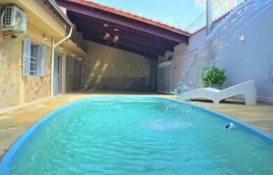 Imagem: A casa possui 3 Dormitórios, 3 Banheiros, 3 Vagas na garagem