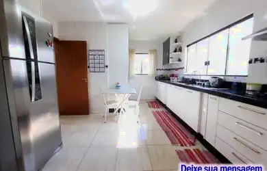 Imagem: A casa em condomínio possui 4 Dormitórios, 5 Banheiros, 5