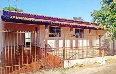 Imagem: A casa possui 3 Dormitórios, 1 Banheiro, 2 Vagas na garagem