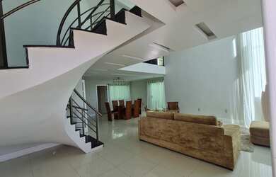 Imagem: A casa possui 4 Dormitórios, 5 Banheiros, 4 Vagas na garagem