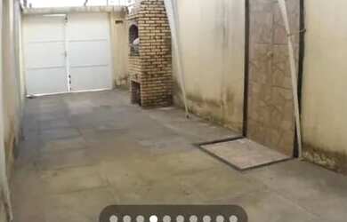 Imagem: A casa possui 2 Dormitórios, 2 Banheiros, 2 Vagas na garagem