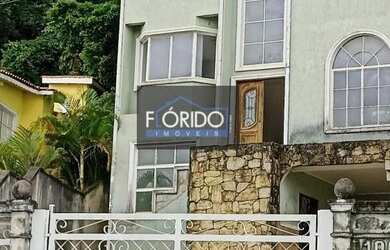 Imagem: A casa possui 4 Dormitórios, 4 Banheiros, 5 Vagas na garagem