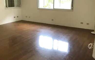 Imagem: A casa possui 4 Dormitórios, 5 Banheiros, 4 Vagas na garagem