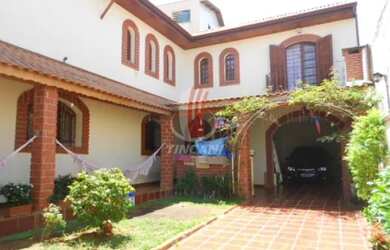 Imagem: A casa possui 4 Dormitórios, 4 Banheiros, 4 Vagas na garagem