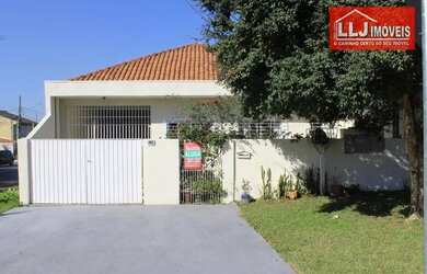 Imagem: A casa possui 3 Dormitórios, 2 Banheiros, 3 Vagas na garagem