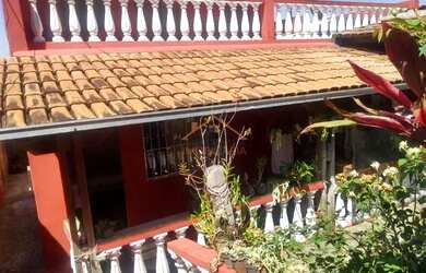 Imagem: A casa possui 4 Dormitórios, 2 Banheiros, 3 Vagas na garagem