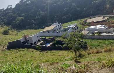 Imagem: A casa em condomínio possui 5 Dormitórios, 3 Banheiros, 3