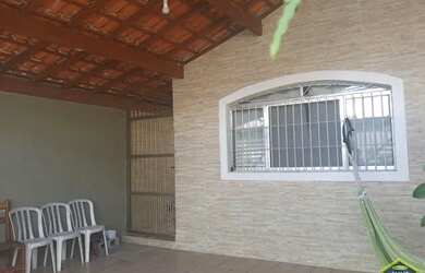 Imagem: A casa possui 2 Dormitórios, 2 Banheiros, 2 Vagas na garagem