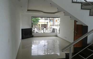 Imagem: A casa possui 3 Dormitórios, 3 Banheiros, 5 Vagas na garagem