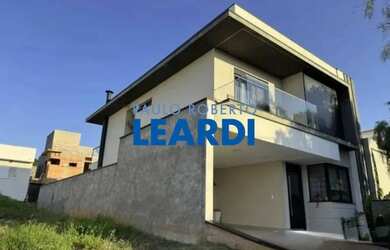 Imagem: A casa em condomínio possui 4 Dormitórios, 4 Banheiros, 4