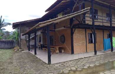 Imagem: A casa possui 2 Dormitórios, Acomodam 6 pessoas, 3 Vagas na