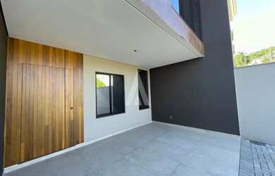 Imagem: A casa possui 3 Dormitórios, 3 Banheiros, 2 Vagas na garagem