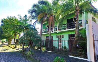 Imagem: A casa possui 3 Dormitórios, 2 Banheiros, 5 Vagas na garagem