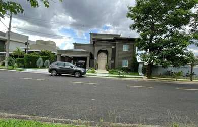 Imagem: A casa em condomínio possui 4 Dormitórios, 5 Banheiros, 4