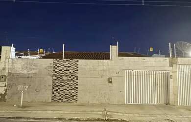 Imagem: A casa possui 3 Dormitórios, 2 Banheiros, 1 Vaga na garagem