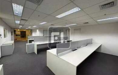 Imagem: O depósito possui 5 Vagas na garagem e 177m² de Área e está