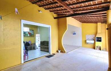 Imagem: A casa possui 3 Dormitórios, 2 Banheiros, 3 Vagas na garagem