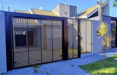 Imagem: A casa possui 3 Dormitórios, 2 Banheiros, 2 Vagas na garagem