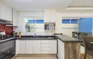 Imagem: A casa em condomínio possui 3 Dormitórios, 2 Banheiros, 1