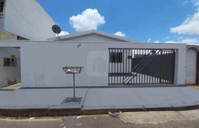 Imagem: A casa possui 3 Dormitórios, 1 Banheiro, 1 Vaga na garagem