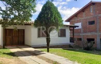 Imagem: A casa possui 2 Dormitórios, 1 Banheiro, 2 Vagas na garagem