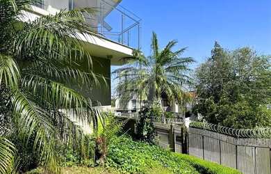 Imagem: A casa possui 4 Dormitórios, 5 Banheiros, 3 Vagas na garagem