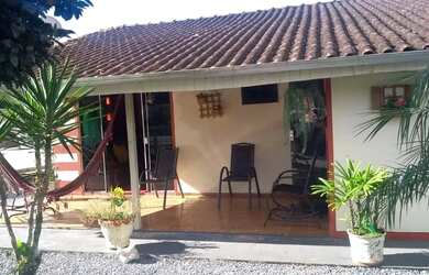 Imagem: A casa possui 3 Dormitórios, 1 Banheiro, 2 Vagas na garagem