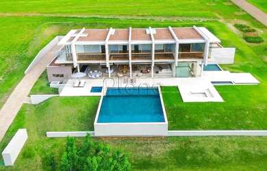 Imagem: A casa em condomínio possui 5 Dormitórios, 5 Banheiros, 4