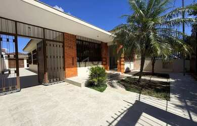 Imagem: A casa possui 3 Dormitórios, 3 Banheiros, 5 Vagas na garagem