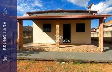 Imagem: A casa possui 4 Dormitórios, 2 Banheiros, 5 Vagas na garagem