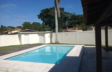 Imagem: A casa possui 3 Dormitórios, 3 Banheiros, 4 Vagas na garagem