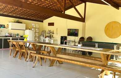 Imagem: A casa possui 3 Dormitórios, Acomodam 15 pessoas, 4 Vagas na