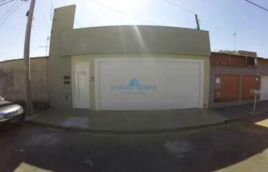 Imagem: A casa possui 2 Dormitórios, 1 Banheiro, 2 Vagas na garagem