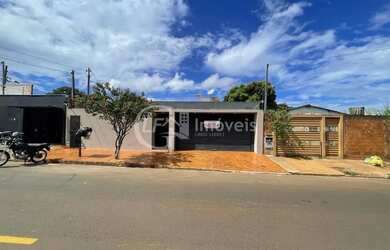 Imagem: A casa possui 3 Dormitórios, 3 Banheiros, 3 Vagas na garagem