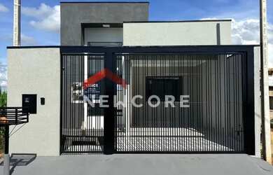 Imagem: A casa possui 2 Dormitórios, 1 Banheiro, 2 Vagas na garagem