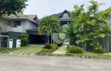 Imagem: A casa em condomínio possui 4 Dormitórios, 5 Banheiros, 3