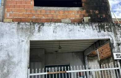 Imagem: A casa possui 3 Dormitórios, 3 Banheiros, 1 Vaga na garagem