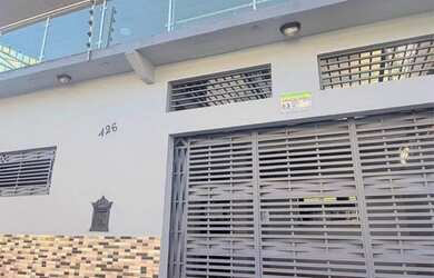 Imagem: A casa possui 5 Dormitórios, 3 Banheiros, 1 Vaga na garagem